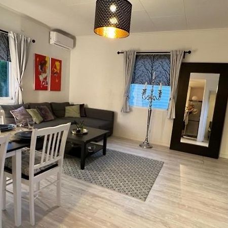 شقة Fresh And Cozy Little House 45Km In Taby ستوكهولم المظهر الخارجي الصورة